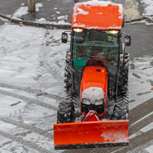 Kompakttraktor mit Räumschild beim Winterdienst in Diepholz
