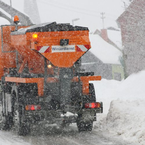 Streufahrzeug bei starkem Schneefall beim Winterdienst in Marsberg