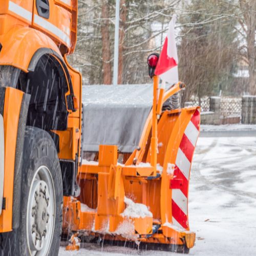 Räumfahrzeug mit Schneepflug im Einsatz beim Winterdienst in Melle