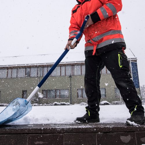 Mitarbeiter räumt in Warnkleidung eine Gewerbefläche in Schwanewede