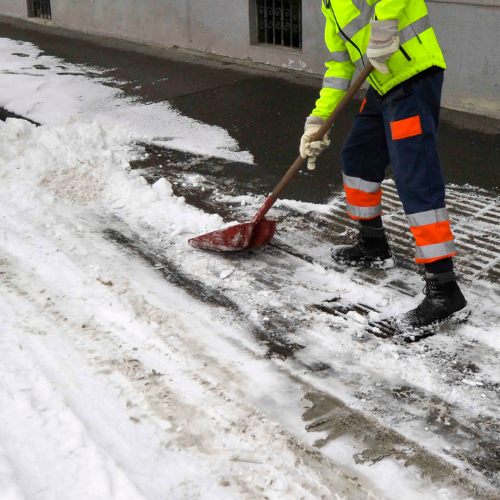 Mitarbeiter räumt einen Gehweg beim Winterdienst in Verl