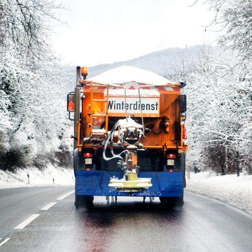 Streufahrzeug des Winterdienstes auf der Straße bei Warburg