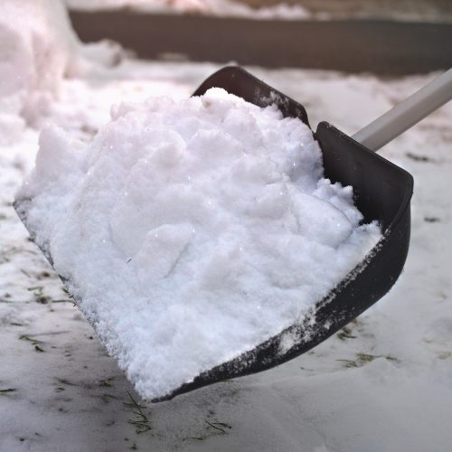 Schneeschaufel mit frisch geräumtem Schnee beim Winterdienst in Wilhelmshaven