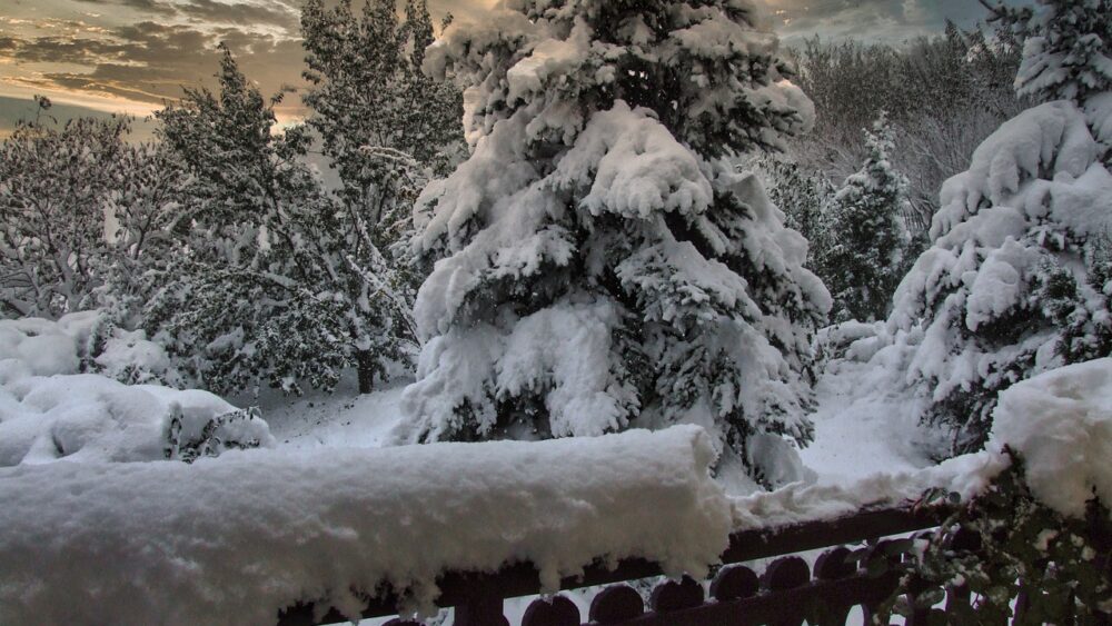 Balkon mit Schnee