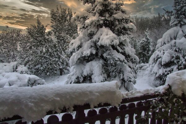 Balkon mit Schnee