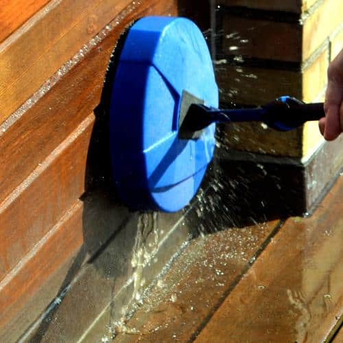Fassadenreinigung Leistung in der Dachreinigung: Abbildung Reinigung einer Hausfassade